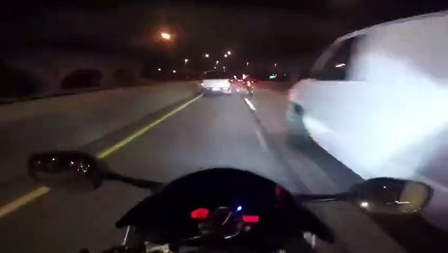 Course-poursuite incroyable entre une moto S1000RR, une audi R8 et une yamaha R6... En plein trafic