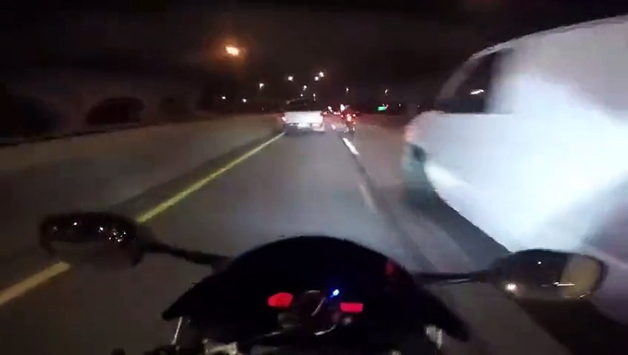 Course-poursuite incroyable entre une moto S1000RR, une audi R8 et une yamaha R6... En plein trafic