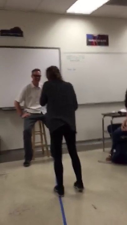 Elle met une grosse claque à son prof. Regarde pourquoi!
