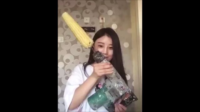 Cette fille débile va se scalper la tête en mangeant du mais avec une perceuse... Fail douloureux