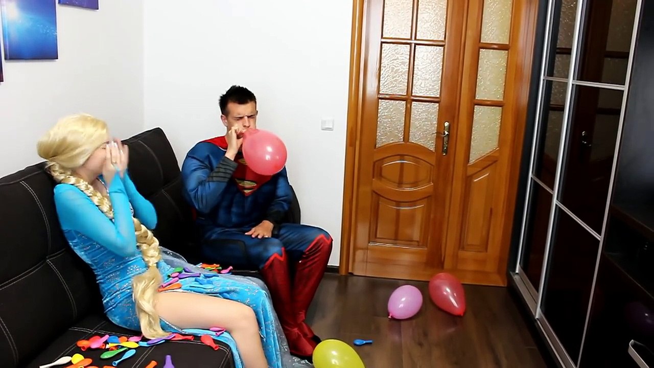 Frozen Elsa Love Spiderman? w/ Superman kiss Harley Quinn! Superhero Fun :)