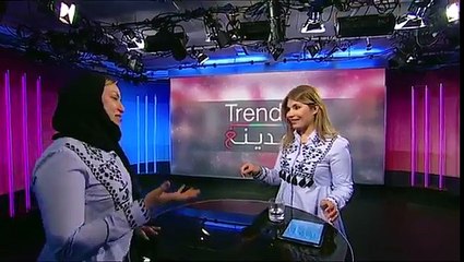 بالفيديو.. ضيفة تصدم مذيعة وترتدى قميصها على الهواء