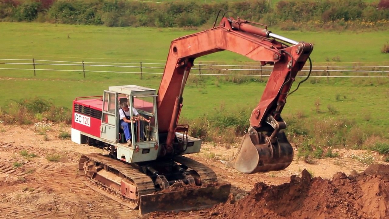 Poclain gc120 beim planieren (aufgenommen aus krankorb)