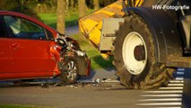 Botsing tussen tractor en auto na inhaalmanoeuvre