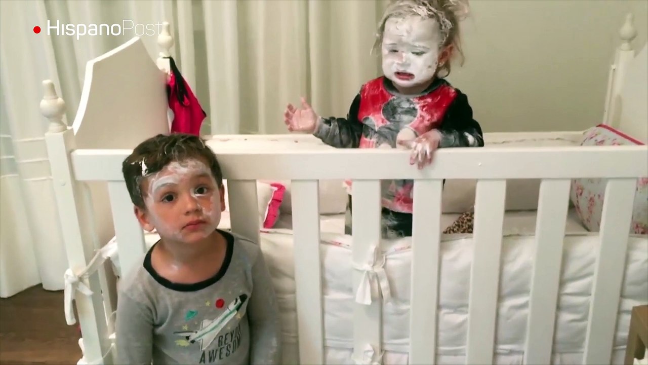 Quiso maquillar a su hermanito como un payaso y terminó regañado