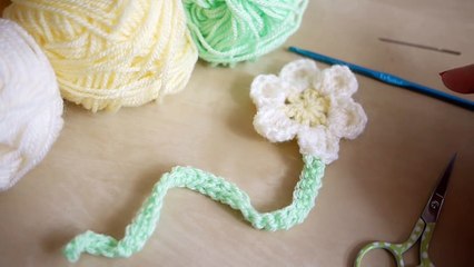 CROCHET: How to crochet a Daisy bookmark | Bella Coco