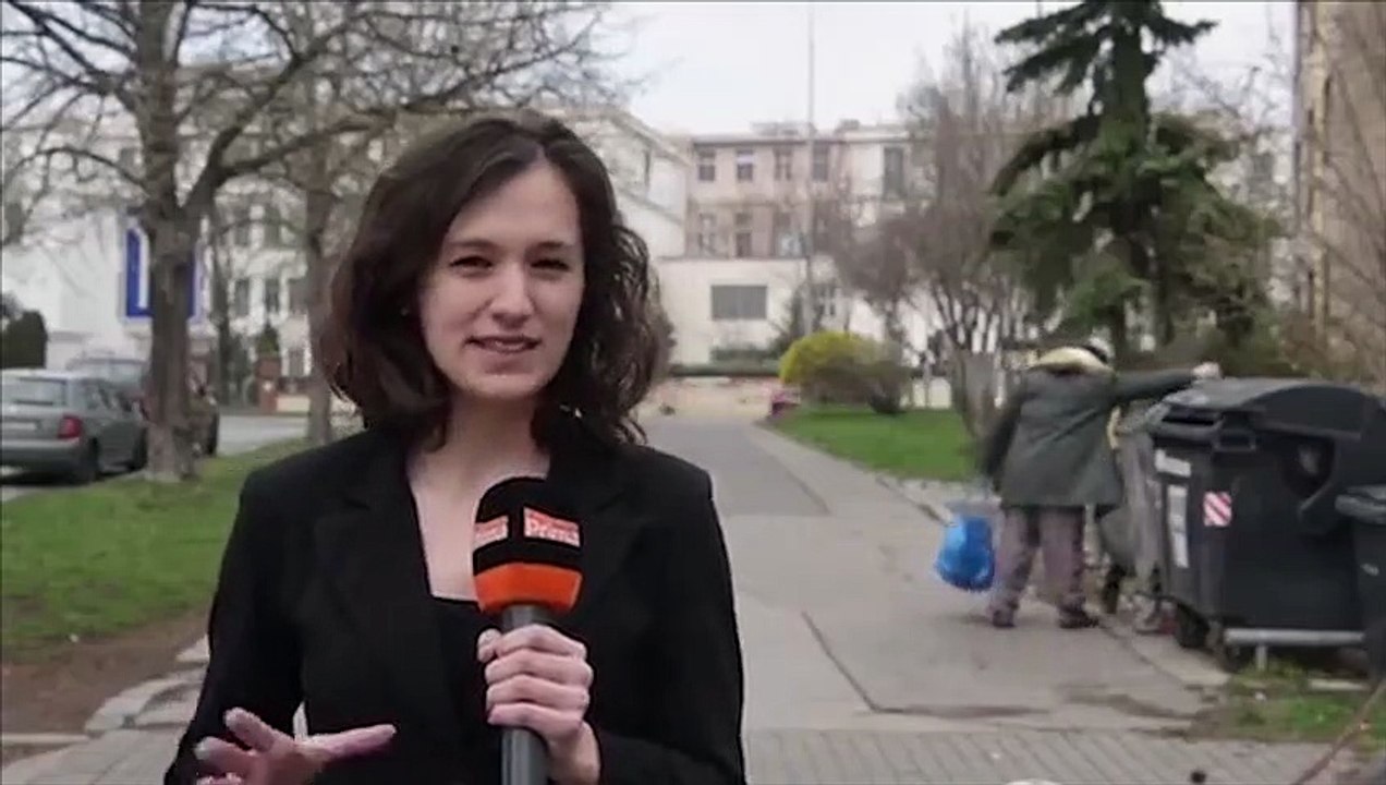 Un sans-abri tombe dans une poubelle lors dun duplex à la TV polonaise