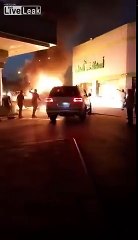 Il pousse une voiture en feu avec son Land Cruiser pour éviter l'explosion