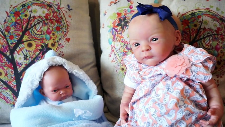 Los bebés Lindea y Ben van de paseo en sillita de juguete - Vídeos de muñecas y bebés reborn – Видео Dailymotion
