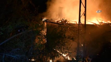 Tosya'da Çıkan Yangında 2 Katlı Ahşap Ev Yandı