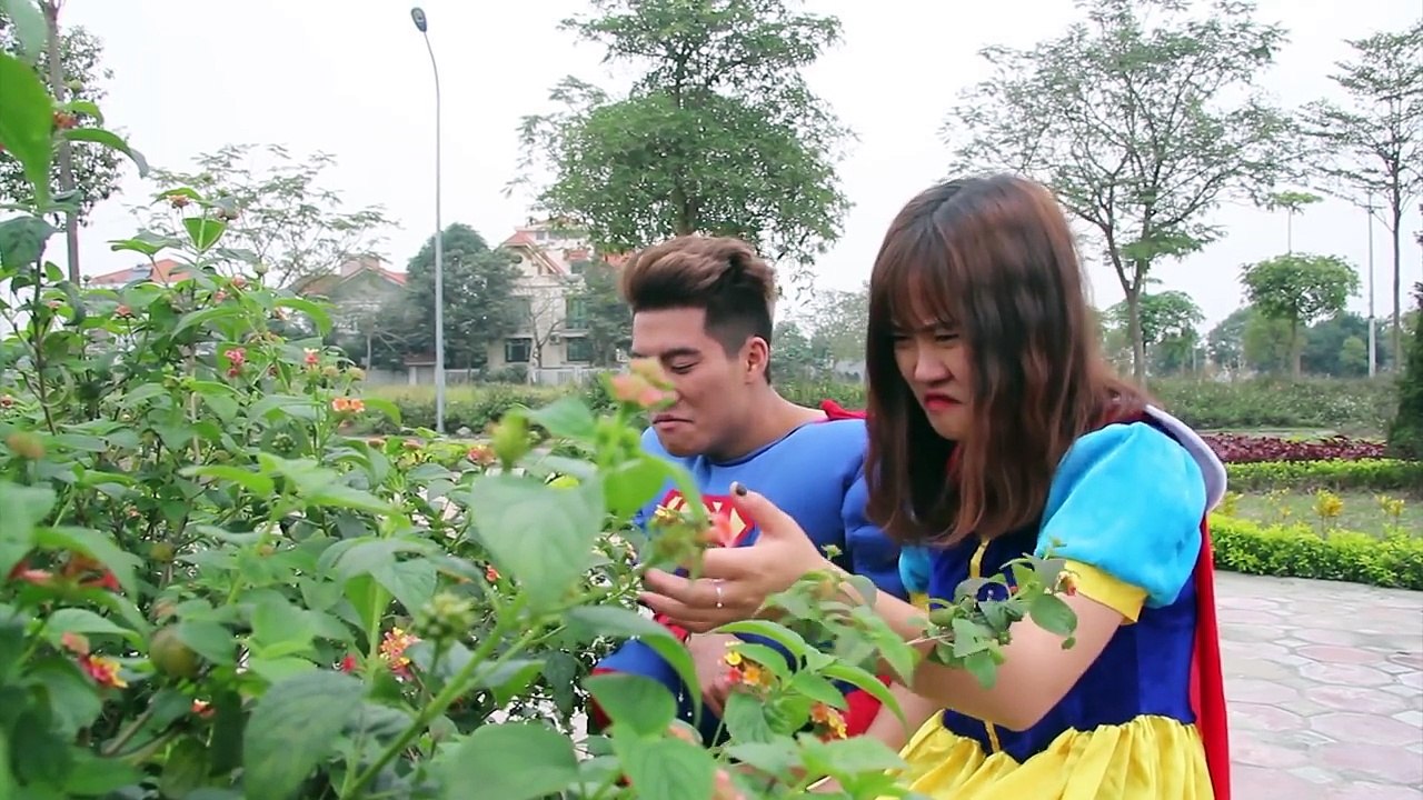 Traffic Police Girl seized car Superman fart Snow White scrounge phone Spiderman Superhero fun