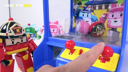 Super Wings and Robocar Polis crane vending machine battle play -DuDuPopTOY