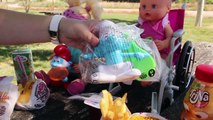 Aventuras de Bebés-Las Nenuco Hermanitas Traviesas comen hamburguesas del Burguer King en el parque
