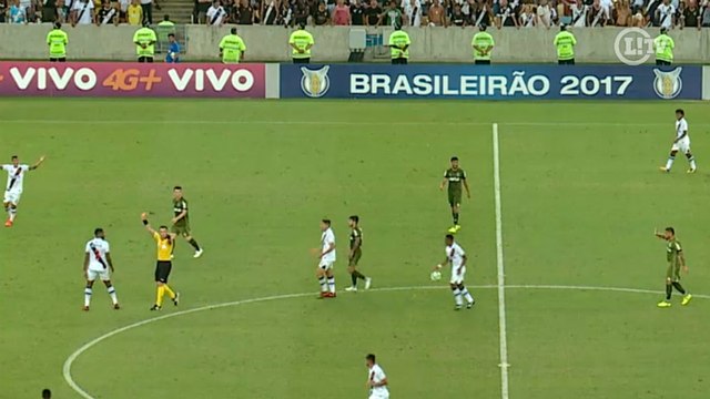 Breno é expulso por xingamentos ao árbitro em empate do Vasco; assista