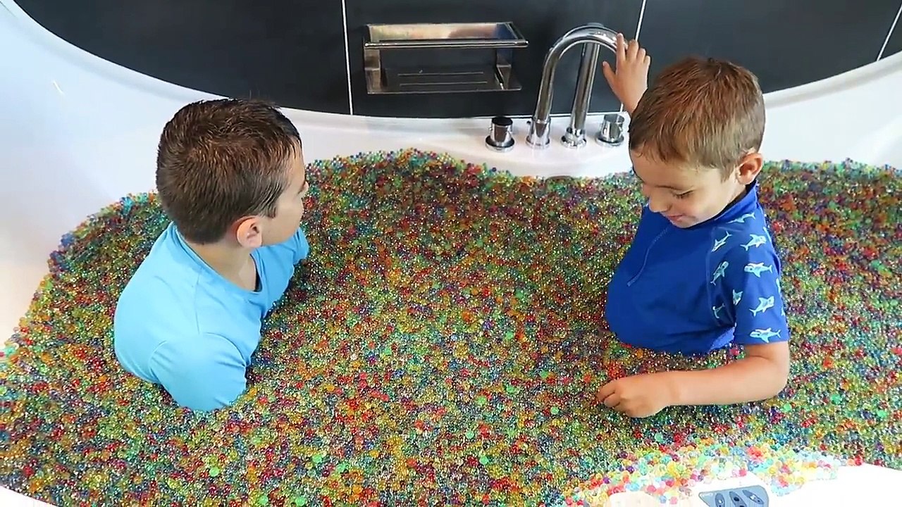ORBEEZ POKÉMON CHALLENGE dans un JACUZZI