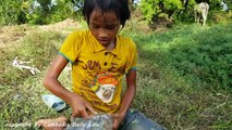Amazing Smart Little Girl Catch Huge Snakes Using Bottle Trap