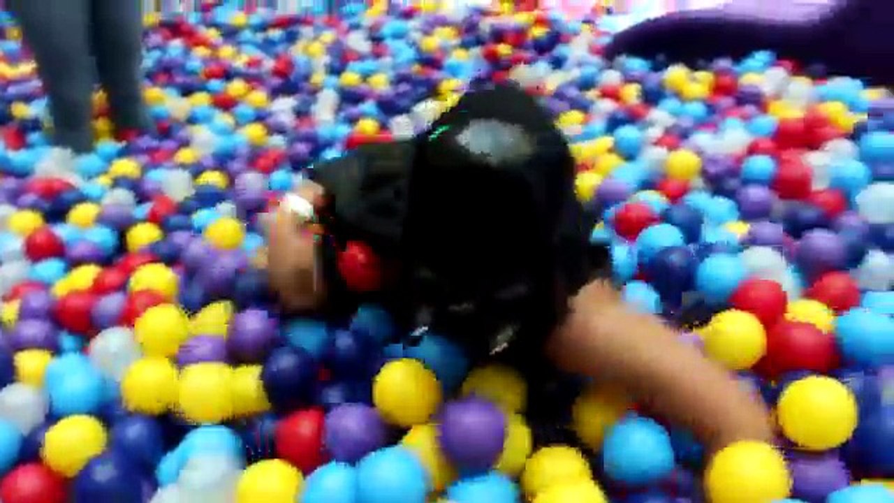 Brincando de Pic Esconde na Piscina de Bolinhas Gigante e passeio de carrinho pelo shopping