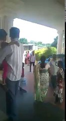 அரசு மருத்துவர்கள் மக்களை எப்படி மதிக்கிறார்கள் என்று பாருங்கள்