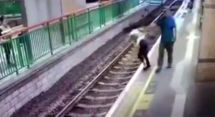 Kadını Raylara İtti