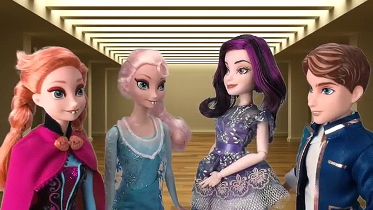 Frozen Elsa and Anna Become Vampires at a Haunted House! With Descendants Mal and Ben Halloween