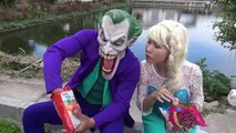 Joker engraçado brincadeira mijar no rosto Elsa ! Homem Aranha e Anna Hulk Vídeo super herói na vida