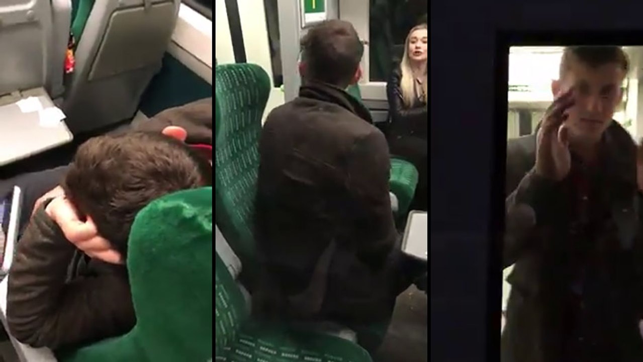 Ses potes oublient de le réveiller dans le train, mais une fois qu'il s'en rend compte il est trop déjà tard..