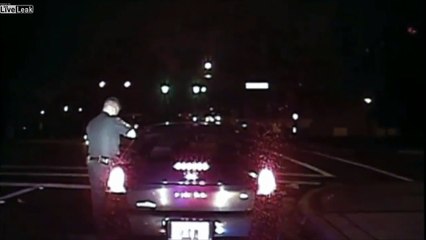 Télécharger la video: Lakeland police officer grazed by drunk driver during traffic stop