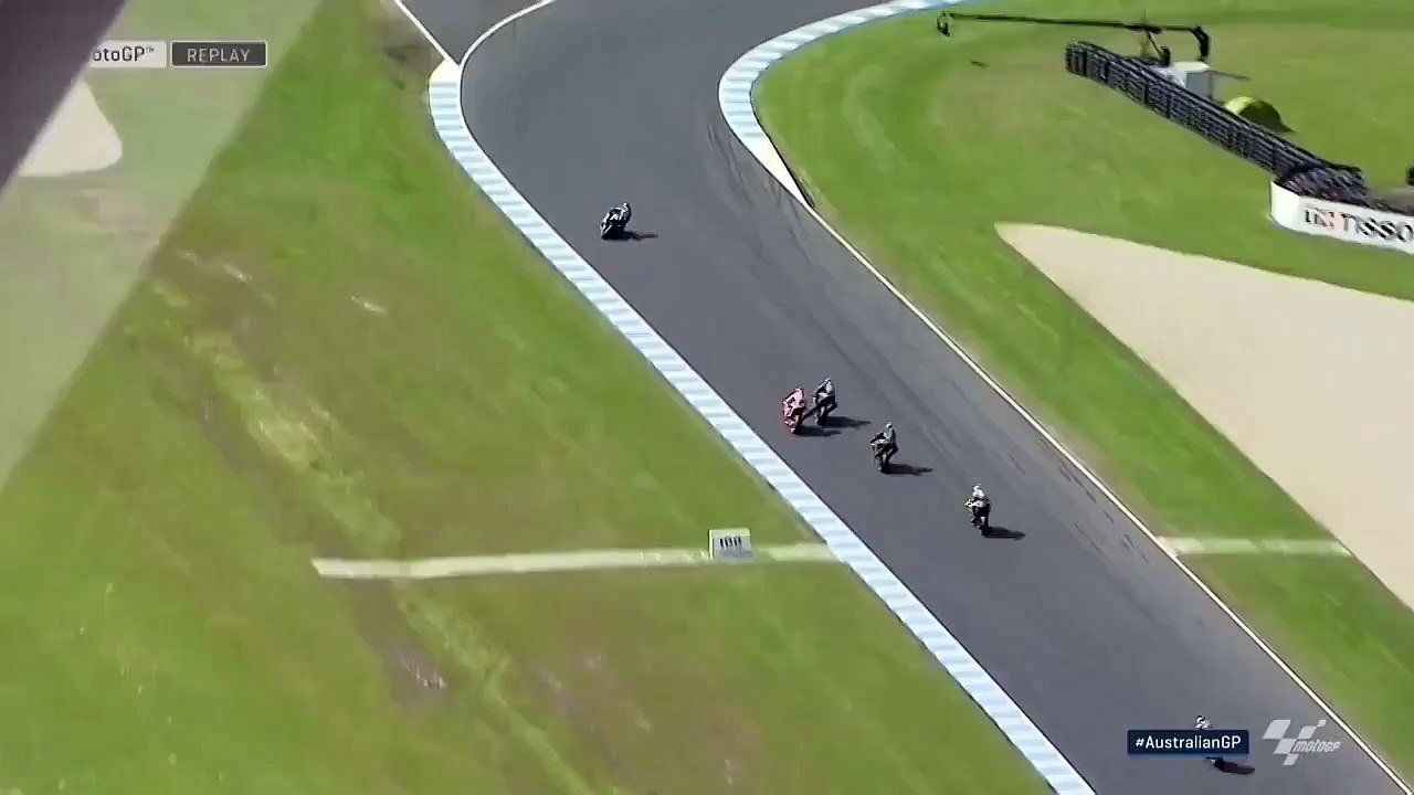 Zarco quase deita ao chão Marc Márquez