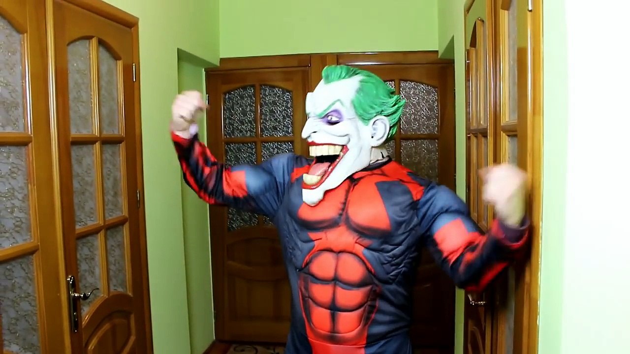 Superman LOVE Rapunzel! w/ Princess Marian with scissors - Superhero IRL