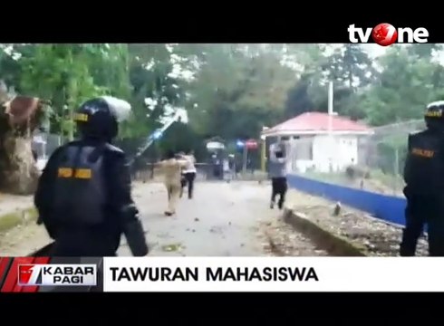 Melerai Tawuran, Polisi dan Mahasiswa Makassar Bentrok