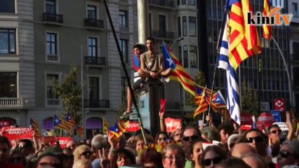 Télécharger la video: Thousands protest in Barcelona as Spain announces it will sack Catalan gov't