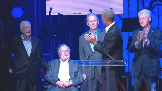 Les ex-présidents américains réunis pour les sinistrés des ouragans sans Trump, leur cible préférée