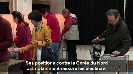 Les japonais bravent la pluie pour aller voter (2)