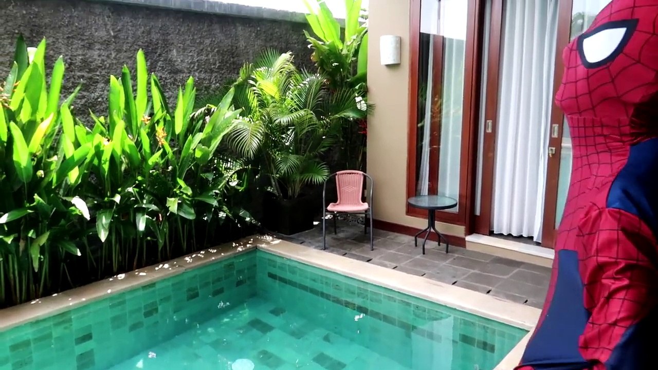 Frozen Elsa vs Spiderman Baby POOP ON FEET PRANK! w/ Police Hulk Bella Anna Joker Superheroes Movie