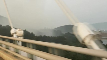 여수 묘도 조립식 건물 화재...산불로 번져 진화 중 / YTN