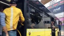 Fenerbahçe Taraftarı Halk Otobüsünün Camlarını Kırdı