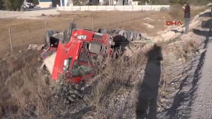 Konya Devrilen Tır'da Sıkışan Hayvanları İtfaiye Kurtardı
