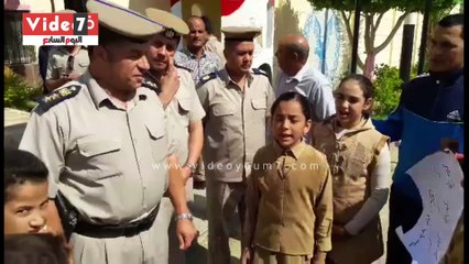 تلاميذ مدرسة إبتدائية بالفيوم يقدمون العزاء لرجال الشرطة