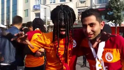 Galatasaraylı Taraftarların Gomis Sevgisi
