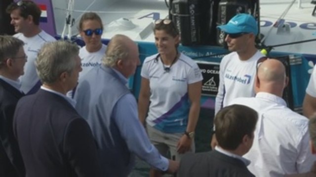 El rey Juan Carlos I acude a la salida de la Vuelta al Mundo a Vela