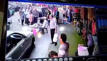 أضرم النيران في سيارته أمام رجال المرور