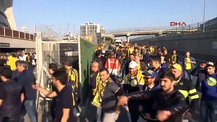 Video herunterladen: Fenerbahçe taraftarı Türk Telekom Stadı'na geldi