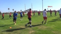 Bakan Çavuşoğlu'dan İşitme Engelliler Futbol Milli Takımı'na Ziyaret