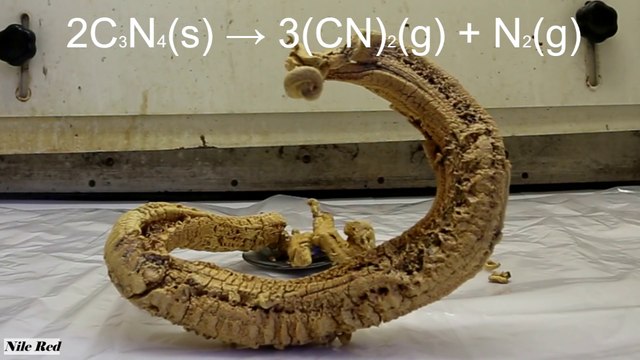 Cette réaction chimique incroyable crée un serpent monstrueux