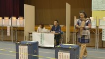 El partido del primer ministro Abe gana las elecciones en Japón, según sondeo