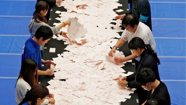 Az előzetes eredmények az eddigi kormányfő, Abe Sinzó koalíciójának győzelmét jósolják a japán általános választásokon