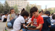 Silopi'de Öğrenciler Okul Bahçesinde Kitap Okudu