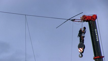 Tatiana-Mosio Bongonga traverse les berges du Gers sur un fil
