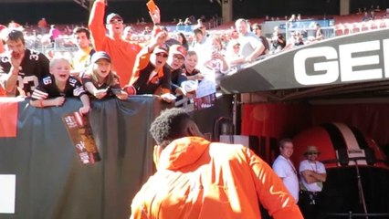 David Njoku pumps up Browns fans before game