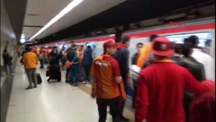 Galatasaray Taraftarı Derbiye Akın Ediyor